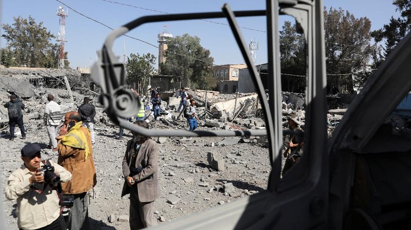 Koalisi militer pimpinan Arab Saudi meluncurkan serangan udara menargetkan bandara internasional Sanaa, Yaman. (REUTERS/KHALED ABDULLAH)