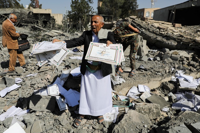 Koalisi militer pimpinan Arab Saudi meluncurkan serangan udara menargetkan bandara internasional Sanaa, Yaman. (REUTERS/KHALED ABDULLAH)