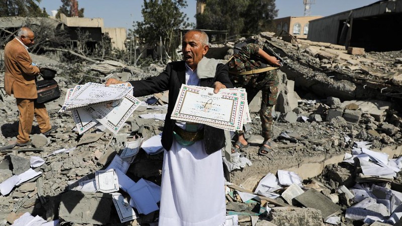Koalisi militer pimpinan Arab Saudi meluncurkan serangan udara menargetkan bandara internasional Sanaa, Yaman. (REUTERS/KHALED ABDULLAH)