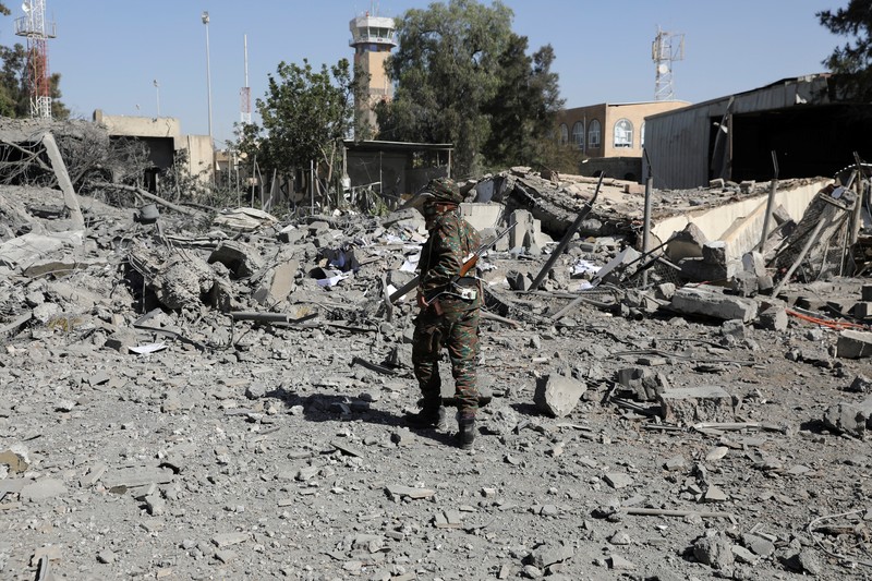 Koalisi militer pimpinan Arab Saudi meluncurkan serangan udara menargetkan bandara internasional Sanaa, Yaman. (REUTERS/KHALED ABDULLAH)