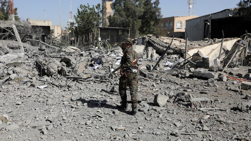 Koalisi militer pimpinan Arab Saudi meluncurkan serangan udara menargetkan bandara internasional Sanaa, Yaman. (REUTERS/KHALED ABDULLAH)