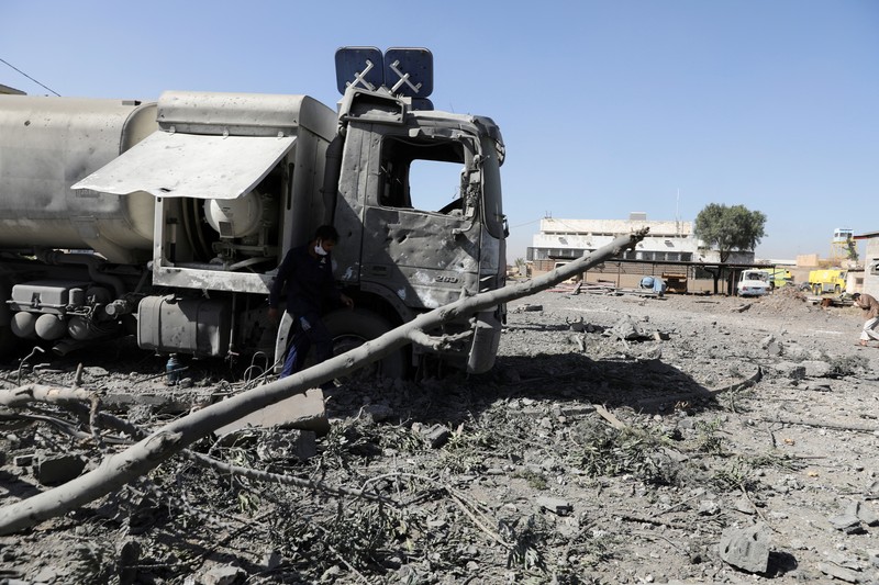 Koalisi militer pimpinan Arab Saudi meluncurkan serangan udara menargetkan bandara internasional Sanaa, Yaman. (REUTERS/KHALED ABDULLAH)