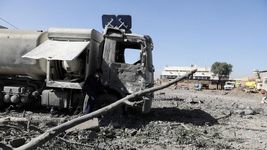 Koalisi militer pimpinan Arab Saudi meluncurkan serangan udara menargetkan bandara internasional Sanaa, Yaman. (REUTERS/KHALED ABDULLAH)