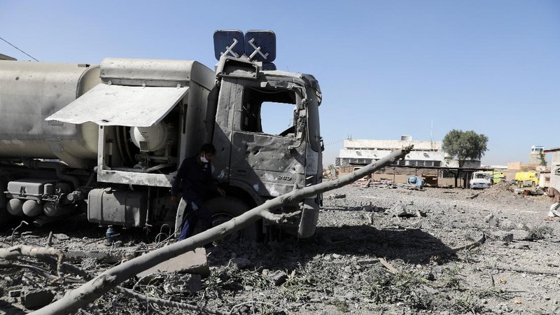 Koalisi militer pimpinan Arab Saudi meluncurkan serangan udara menargetkan bandara internasional Sanaa, Yaman. (REUTERS/KHALED ABDULLAH)