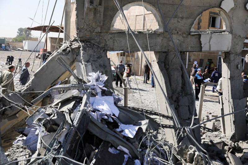 Koalisi militer pimpinan Arab Saudi meluncurkan serangan udara menargetkan bandara internasional Sanaa, Yaman. (REUTERS/KHALED ABDULLAH)