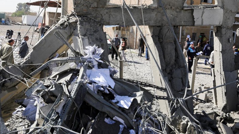 Koalisi militer pimpinan Arab Saudi meluncurkan serangan udara menargetkan bandara internasional Sanaa, Yaman. (REUTERS/KHALED ABDULLAH)
