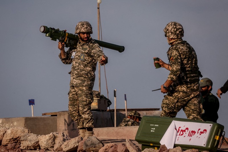 Latihan perang militer Iran (via REUTERS/WANA NEWS AGENCY) Latihan perang militer Iran (via REUTERS/WANA NEWS AGENCY)