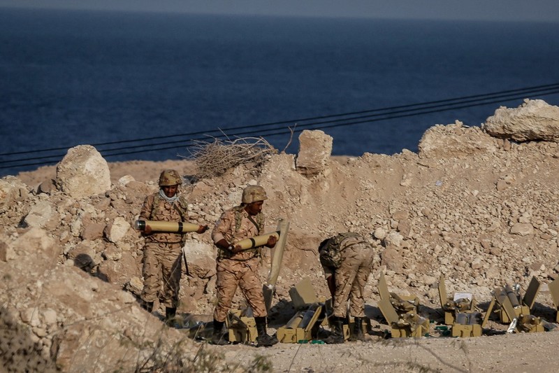 Latihan perang militer Iran (via REUTERS/WANA NEWS AGENCY) Latihan perang militer Iran (via REUTERS/WANA NEWS AGENCY)