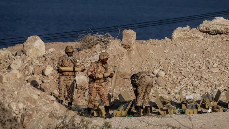 Latihan perang militer Iran (via REUTERS/WANA NEWS AGENCY)