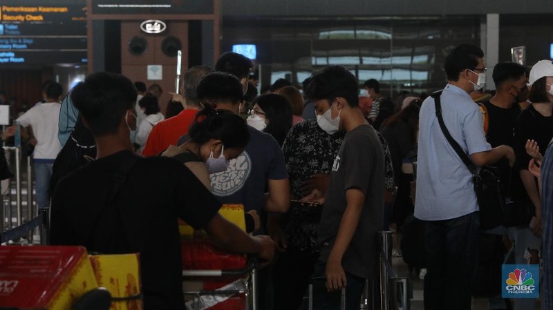 Ratusan penumpang mengantre untuk melakukan Check-in di Keberangkatan Terminal 2, Bandara Soekarno-Hatta, Tangerang, Kamis (23/12/2021). (CNBC Indonesia/Andrean Kristianto)