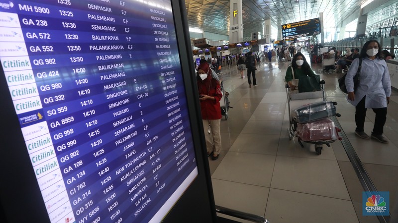 Puluhan penumpang mengantre untul melakukan Check-in di Terminal 3 Keberangkatan, Bandara Soekarno-Hatta, Tangerang, Kamis (23/12/2021). (CNBC Indonesia/Andrean Kristianto)