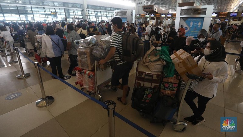 Puluhan penumpang mengantre untul melakukan Check-in di Terminal 3 Keberangkatan, Bandara Soekarno-Hatta, Tangerang, Kamis (23/12/2021). (CNBC Indonesia/Andrean Kristianto)