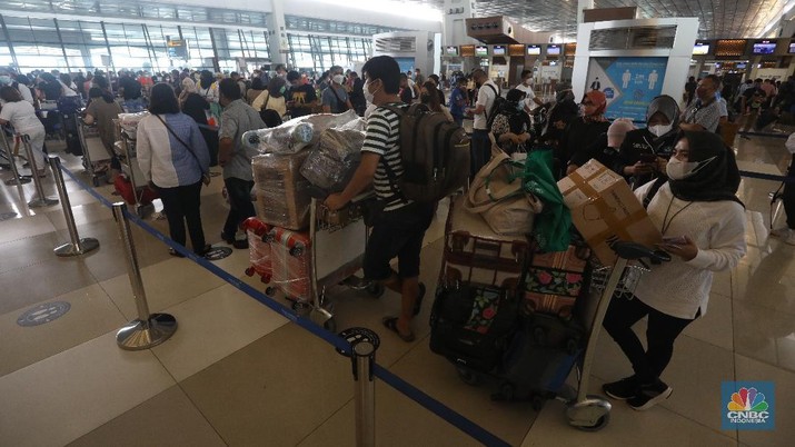 Puluhan penumpang mengantre untul melakukan Check-in di Terminal 3 Keberangkatan, Bandara Soekarno-Hatta, Tangerang, Kamis (23/12/2021). (CNBC Indonesia/Andrean Kristianto)
