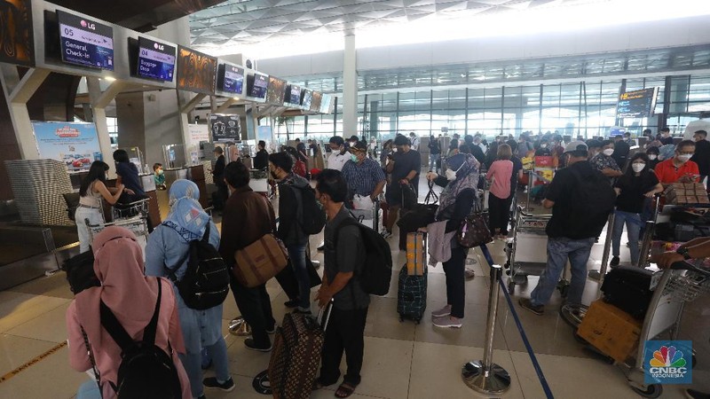 Puluhan penumpang mengantre untul melakukan Check-in di Terminal 3 Keberangkatan, Bandara Soekarno-Hatta, Tangerang, Kamis (23/12/2021). (CNBC Indonesia/Andrean Kristianto)