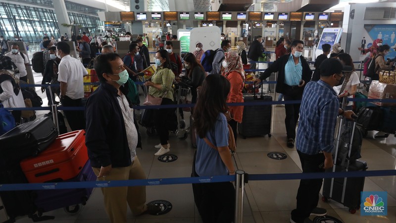 Puluhan penumpang mengantre untul melakukan Check-in di Terminal 3 Keberangkatan, Bandara Soekarno-Hatta, Tangerang, Kamis (23/12/2021). (CNBC Indonesia/Andrean Kristianto)