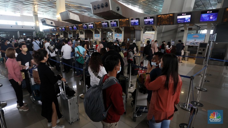 Puluhan penumpang mengantre untul melakukan Check-in di Terminal 3 Keberangkatan, Bandara Soekarno-Hatta, Tangerang, Kamis (23/12/2021). (CNBC Indonesia/Andrean Kristianto)