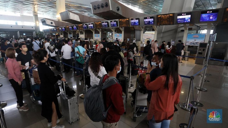 Puluhan penumpang mengantre untul melakukan Check-in di Terminal 3 Keberangkatan, Bandara Soekarno-Hatta, Tangerang, Kamis (23/12/2021). (CNBC Indonesia/Andrean Kristianto)