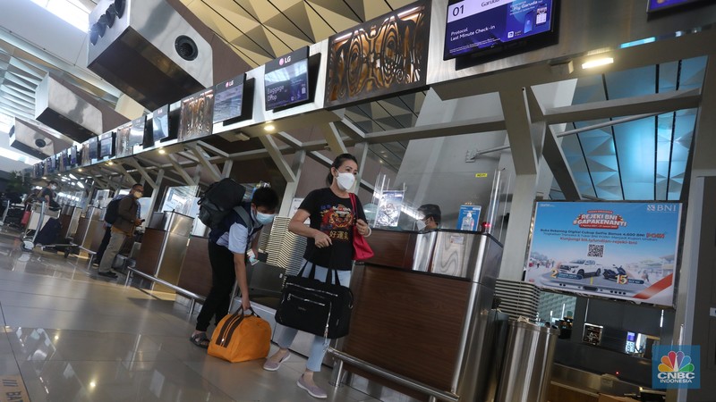 Puluhan penumpang mengantre untul melakukan Check-in di Terminal 3 Keberangkatan, Bandara Soekarno-Hatta, Tangerang, Kamis (23/12/2021). (CNBC Indonesia/Andrean Kristianto) Puluhan penumpang mengantre untul melakukan Check-in di Terminal 3 Keberangkatan, Bandara Soekarno-Hatta, Tangerang, Kamis (23/12/2021). (CNBC Indonesia/Andrean Kristianto)
