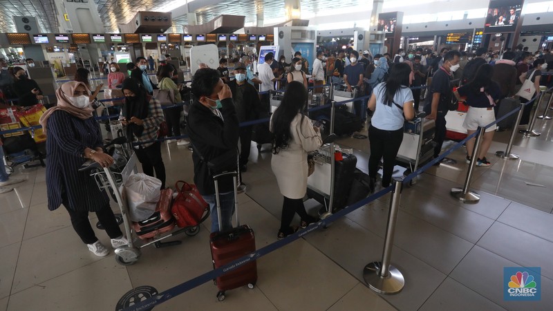 Puluhan penumpang mengantre untul melakukan Check-in di Terminal 3 Keberangkatan, Bandara Soekarno-Hatta, Tangerang, Kamis (23/12/2021). (CNBC Indonesia/Andrean Kristianto) Puluhan penumpang mengantre untul melakukan Check-in di Terminal 3 Keberangkatan, Bandara Soekarno-Hatta, Tangerang, Kamis (23/12/2021). (CNBC Indonesia/Andrean Kristianto)