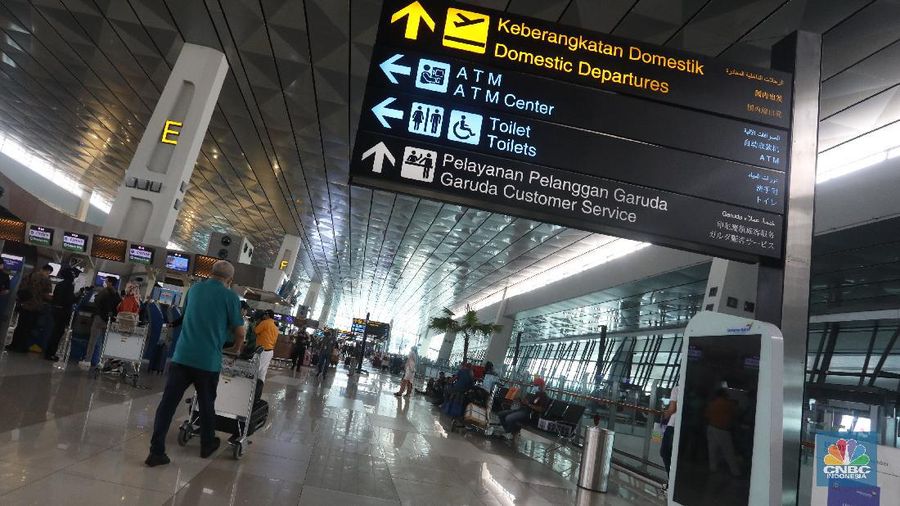 Puluhan penumpang mengantre untul melakukan Check-in di Terminal 3 Keberangkatan, Bandara Soekarno-Hatta, Tangerang, Kamis (23/12/2021). (²©²ÊÍøÕ¾/Andrean Kristianto)