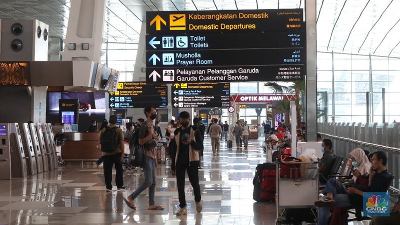 Puluhan penumpang mengantre untul melakukan Check-in di Terminal 3 Keberangkatan, Bandara Soekarno-Hatta, Tangerang, Kamis (23/12/2021). (CNBC Indonesia/Andrean Kristianto)