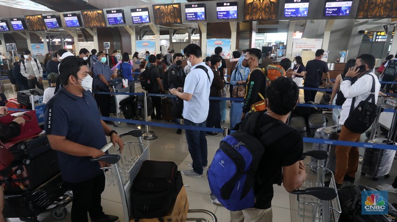Ratusan penumpang mengantre untuk melakukan Check-in di Keberangkatan Terminal 2, Bandara Soekarno-Hatta, Tangerang, Kamis (23/12/2021). (CNBC Indonesia/Andrean Kristianto)