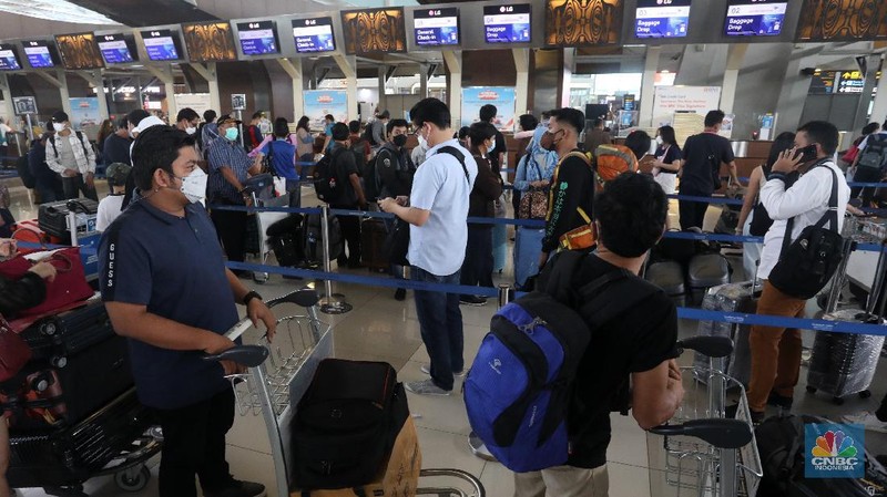 Ratusan penumpang mengantre untuk melakukan Check-in di Keberangkatan Terminal 2, Bandara Soekarno-Hatta, Tangerang, Kamis (23/12/2021). (CNBC Indonesia/Andrean Kristianto)