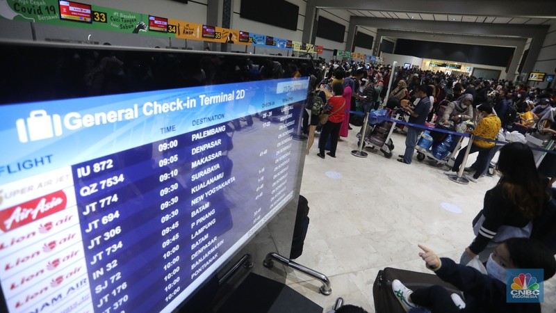 Ratusan penumpang mengantre untuk melakukan Check-in di Keberangkatan Terminal 2, Bandara Soekarno-Hatta, Tangerang, Kamis (23/12/2021). (CNBC Indonesia/Andrean Kristianto)