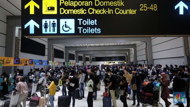 Ratusan penumpang mengantre untuk melakukan Check-in di Keberangkatan Terminal 2, Bandara Soekarno-Hatta, Tangerang, Kamis (23/12/2021). (CNBC Indonesia/Andrean Kristianto)