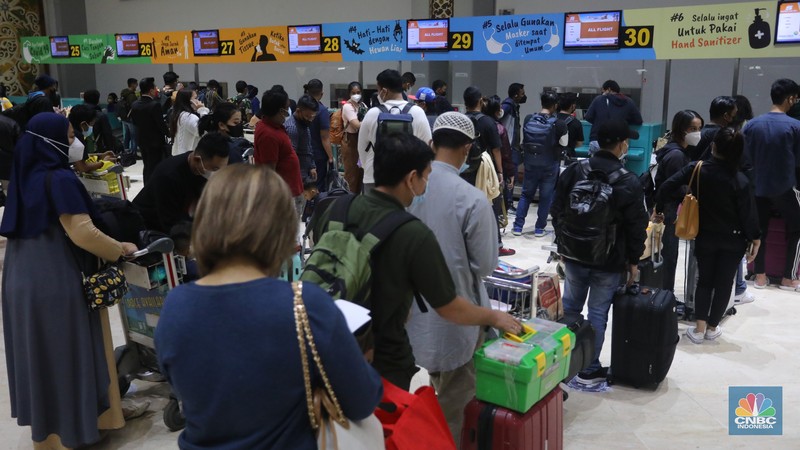 Ratusan penumpang mengantre untuk melakukan Check-in di Keberangkatan Terminal 2, Bandara Soekarno-Hatta, Tangerang, Kamis (23/12/2021). (CNBC Indonesia/Andrean Kristianto) Ratusan penumpang mengantre untuk melakukan Check-in di Keberangkatan Terminal 2, Bandara Soekarno-Hatta, Tangerang, Kamis (23/12/2021). (CNBC Indonesia/Andrean Kristianto)