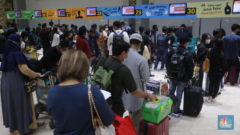 Ratusan penumpang mengantre untuk melakukan Check-in di Keberangkatan Terminal 2, Bandara Soekarno-Hatta, Tangerang, Kamis (23/12/2021). (CNBC Indonesia/Andrean Kristianto)