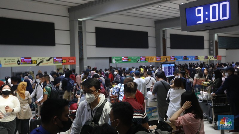 Ratusan penumpang mengantre untuk melakukan Check-in di Keberangkatan Terminal 2, Bandara Soekarno-Hatta, Tangerang, Kamis (23/12/2021). (CNBC Indonesia/Andrean Kristianto)