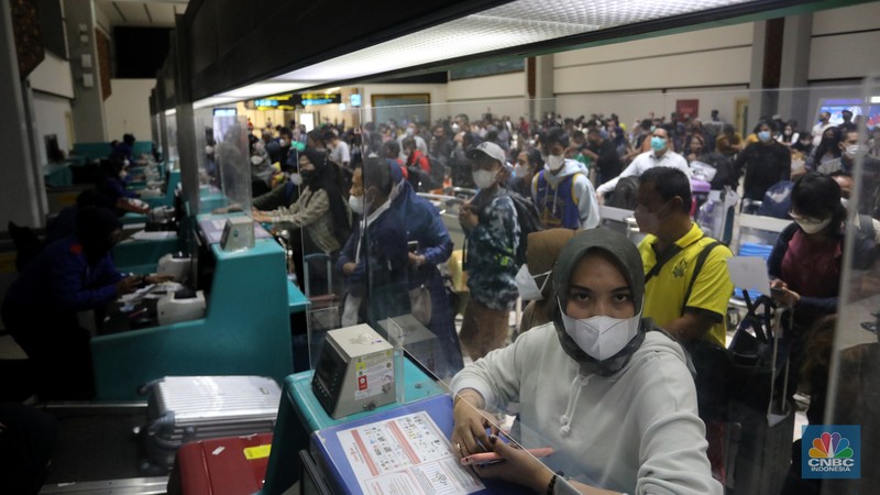 Ratusan penumpang mengantre untuk melakukan Check-in di Keberangkatan Terminal 2, Bandara Soekarno-Hatta, Tangerang, Kamis (23/12/2021). (CNBC Indonesia/Andrean Kristianto) Ratusan penumpang mengantre untuk melakukan Check-in di Keberangkatan Terminal 2, Bandara Soekarno-Hatta, Tangerang, Kamis (23/12/2021). (CNBC Indonesia/Andrean Kristianto)