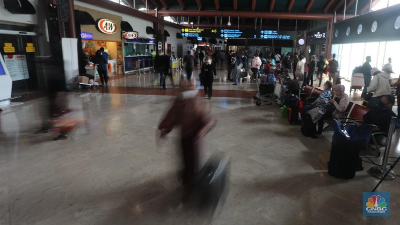Ratusan penumpang mengantre untuk melakukan Check-in di Keberangkatan Terminal 2, Bandara Soekarno-Hatta, Tangerang, Kamis (23/12/2021). (CNBC Indonesia/Andrean Kristianto)