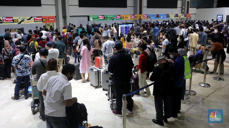 Ratusan penumpang mengantre untuk melakukan Check-in di Keberangkatan Terminal 2, Bandara Soekarno-Hatta, Tangerang, Kamis (23/12/2021). (CNBC Indonesia/Andrean Kristianto)