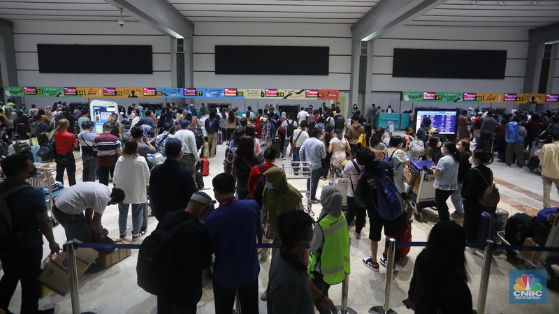 Ratusan penumpang mengantre untuk melakukan Check-in di Keberangkatan Terminal 2, Bandara Soekarno-Hatta, Tangerang, Kamis (23/12/2021). (CNBC Indonesia/Andrean Kristianto) Ratusan penumpang mengantre untuk melakukan Check-in di Keberangkatan Terminal 2, Bandara Soekarno-Hatta, Tangerang, Kamis (23/12/2021). (CNBC Indonesia/Andrean Kristianto)