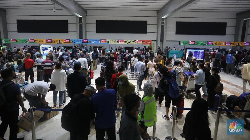 Ratusan penumpang mengantre untuk melakukan Check-in di Keberangkatan Terminal 2, Bandara Soekarno-Hatta, Tangerang, Kamis (23/12/2021). (CNBC Indonesia/Andrean Kristianto)