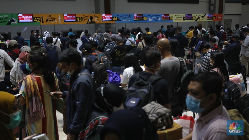 Ratusan penumpang mengantre untuk melakukan Check-in di Keberangkatan Terminal 2, Bandara Soekarno-Hatta, Tangerang, Kamis (23/12/2021). (CNBC Indonesia/Andrean Kristianto)