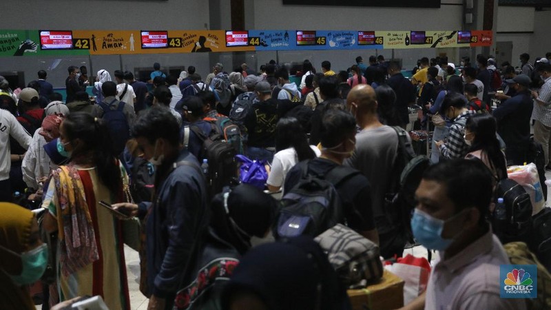 Ratusan penumpang mengantre untuk melakukan Check-in di Keberangkatan Terminal 2, Bandara Soekarno-Hatta, Tangerang, Kamis (23/12/2021). (CNBC Indonesia/Andrean Kristianto)