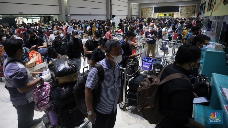 Ratusan penumpang mengantre untuk melakukan Check-in di Keberangkatan Terminal 2, Bandara Soekarno-Hatta, Tangerang, Kamis (23/12/2021). (CNBC Indonesia/Andrean Kristianto)