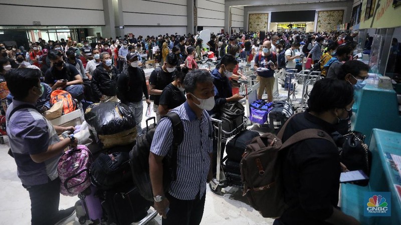 Ratusan penumpang mengantre untuk melakukan Check-in di Keberangkatan Terminal 2, Bandara Soekarno-Hatta, Tangerang, Kamis (23/12/2021). (CNBC Indonesia/Andrean Kristianto)