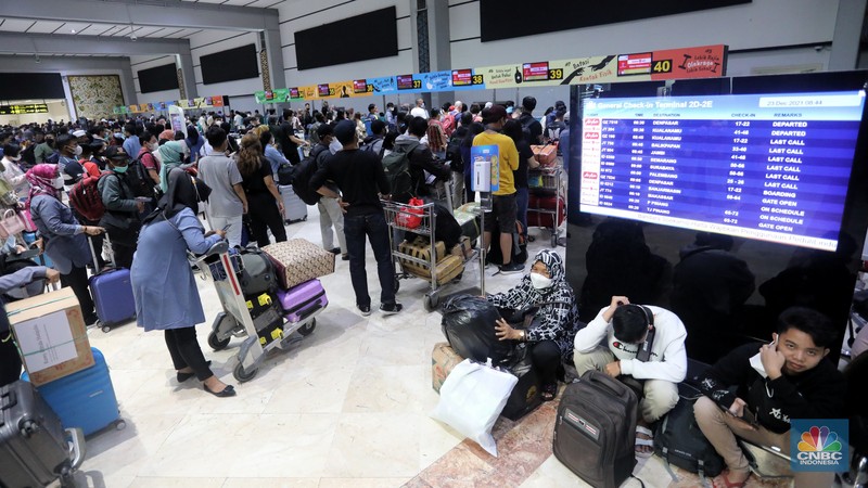Ratusan penumpang mengantre untuk melakukan Check-in di Keberangkatan Terminal 2, Bandara Soekarno-Hatta, Tangerang, Kamis (23/12/2021). (CNBC Indonesia/Andrean Kristianto) Ratusan penumpang mengantre untuk melakukan Check-in di Keberangkatan Terminal 2, Bandara Soekarno-Hatta, Tangerang, Kamis (23/12/2021). (CNBC Indonesia/Andrean Kristianto)