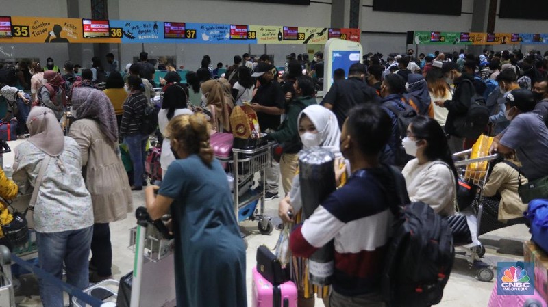 Ratusan penumpang mengantre untuk melakukan Check-in di Keberangkatan Terminal 2, Bandara Soekarno-Hatta, Tangerang, Kamis (23/12/2021). (CNBC Indonesia/Andrean Kristianto)