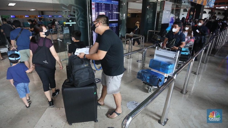 Ratusan penumpang mengantre untuk melakukan Check-in di Keberangkatan Terminal 2, Bandara Soekarno-Hatta, Tangerang, Kamis (23/12/2021). (CNBC Indonesia/Andrean Kristianto)