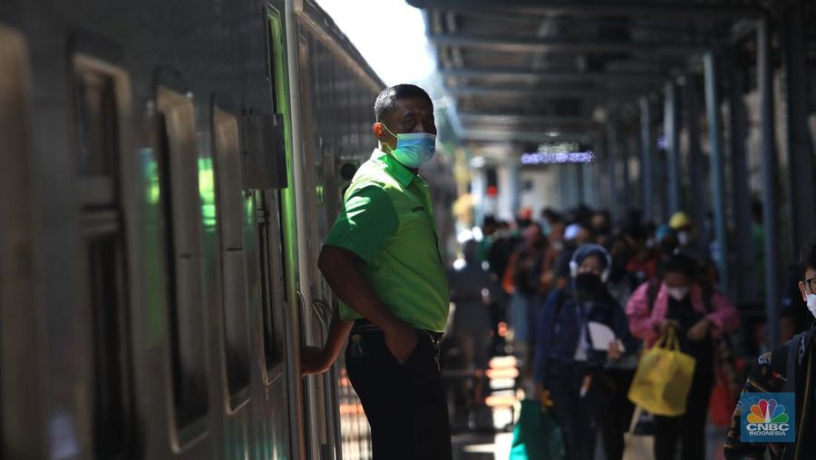 Calon penumpang distasiun kereta Pasar Senen, Jakarta, Jumat (24/12/2021). (CNBC Indonesia/Muhammad Sabki)