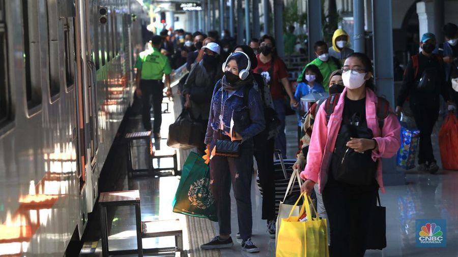 Calon penumpang distasiun kereta Pasar Senen, Jakarta, Jumat (24/12/2021). (CNBC Indonesia/Muhammad Sabki)