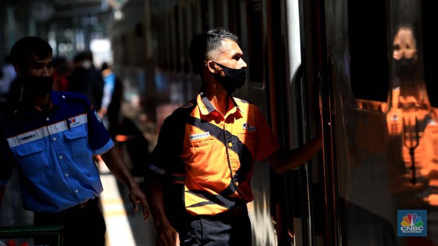 Calon penumpang distasiun kereta Pasar Senen, Jakarta, Jumat (24/12/2021). (CNBC Indonesia/Muhammad Sabki)