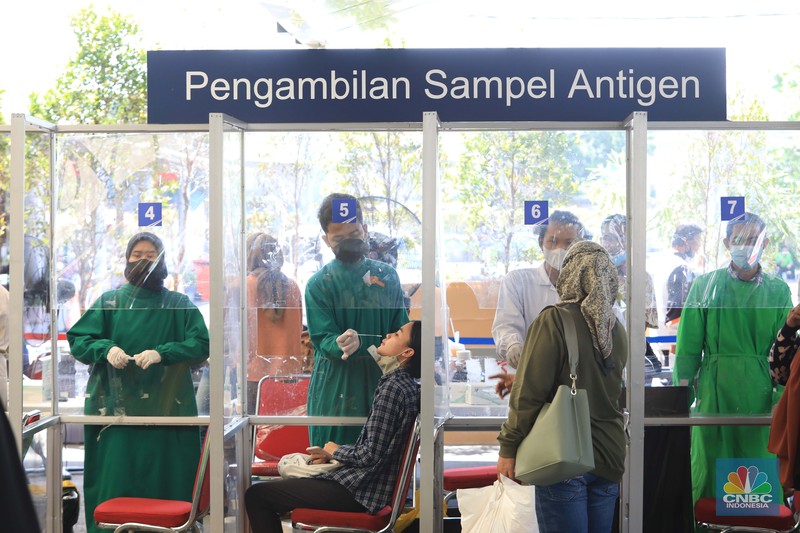 Calon penumpang distasiun kereta Pasar Senen, Jakarta, Jumat (24/12/2021). (CNBC Indonesia/Muhammad Sabki) Calon penumpang distasiun kereta Pasar Senen, Jakarta, Jumat (24/12/2021). (CNBC Indonesia/Muhammad Sabki)