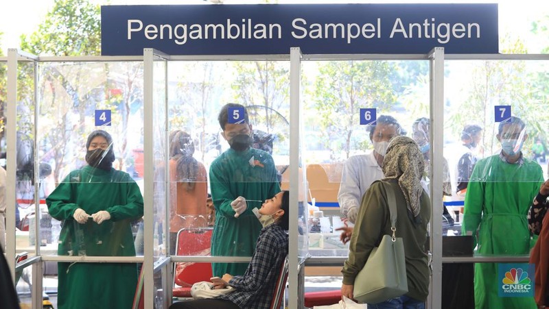 Calon penumpang distasiun kereta Pasar Senen, Jakarta, Jumat (24/12/2021). (CNBC Indonesia/Muhammad Sabki)