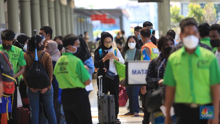 Calon penumpang distasiun kereta Pasar Senen, Jakarta, Jumat (24/12/2021). (CNBC Indonesia/Muhammad Sabki)